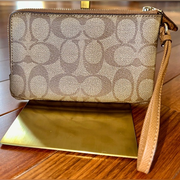 Coach Double Zipper Monogram Wristlet. Excellent condition. - Picture 3 of 12
